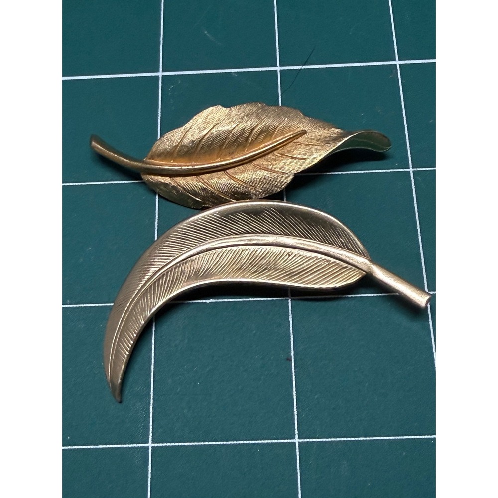 Vintage One Avon Gold Tone Leaf and a Feather Brooch Pin Set Mid Century Jewelry